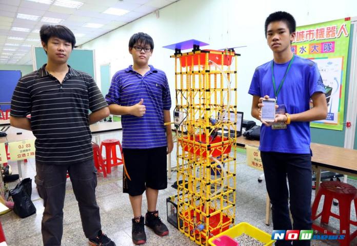 中山工商學生孫繼禕、蕭茂森與涂光毅三位同學，設計出「海綿城市大樓」機器人勇奪冠軍。（圖／徐靖凌攝 , 2017.07.09）