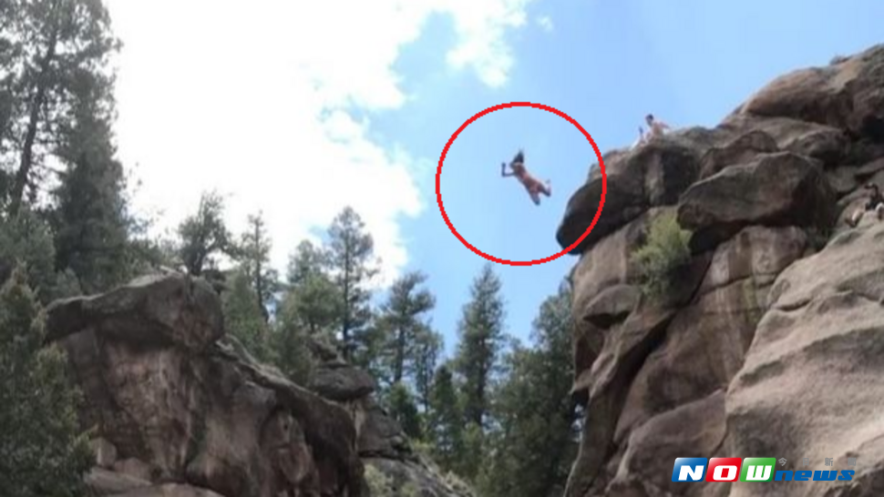 近日，一名女子在科羅拉多州一處25公尺高的懸崖跳水，但女子的跳水姿勢瞬間讓民眾驚呼連連！（圖／國際中心翻攝）