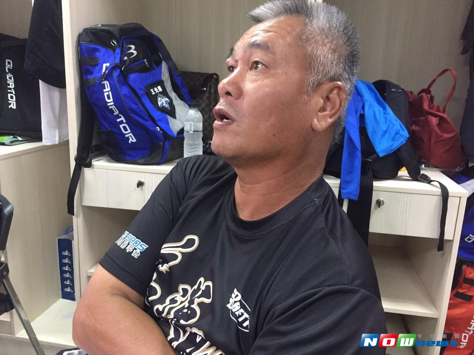 王光輝（左）相隔13年再回花蓮球場。（圖／吳政紘攝）