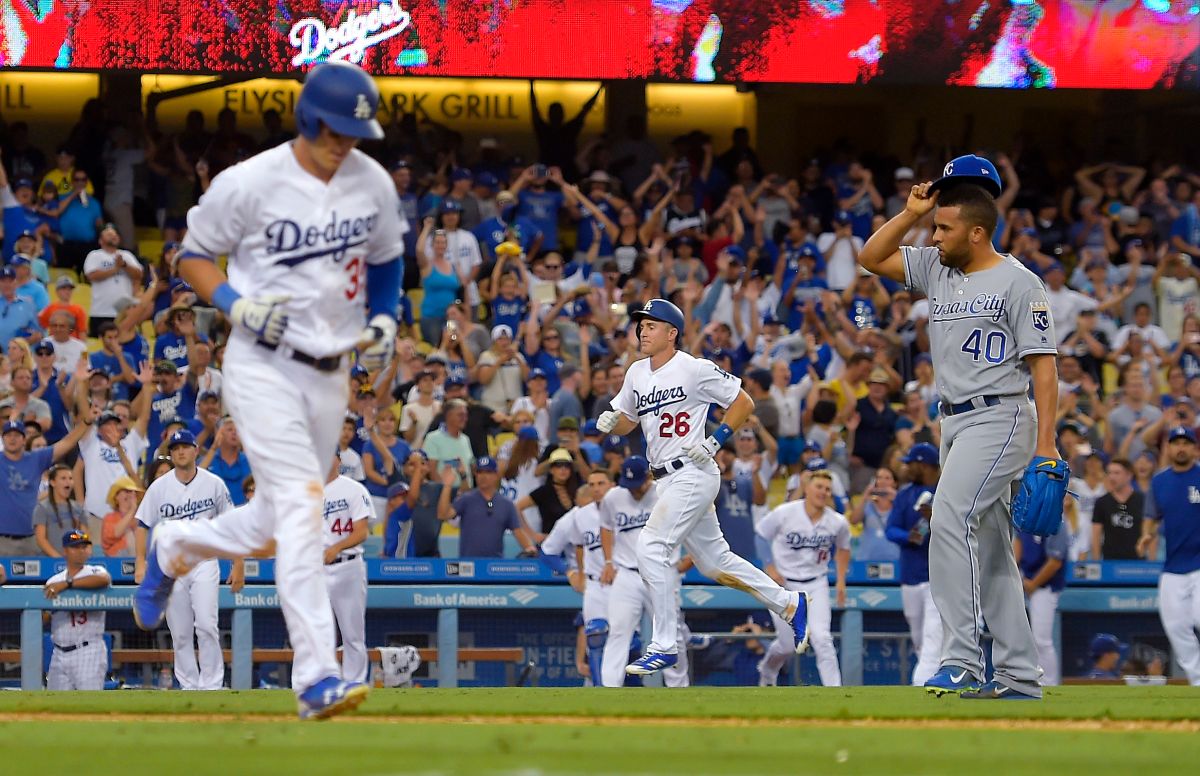 Cody Bellinger在延長賽選到再見保送（圖／美聯社／達志影像）