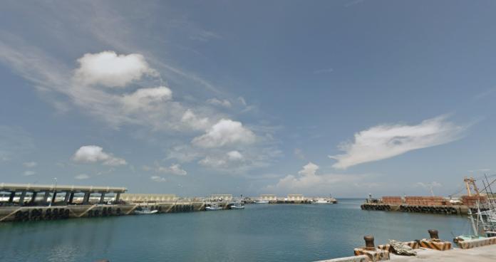澎湖馬公鎖港舊港區碼頭，9日清晨釣客發現一台白色汽車落海。示意圖，非當事畫面。（圖／翻攝自Google map）