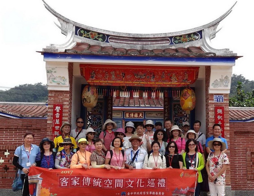 「客家傳統空間文化巡禮」活動中，由客家文史專家聞健解說客家建築工法美學。〈圖／台中市政府客家事務委員會提供〉