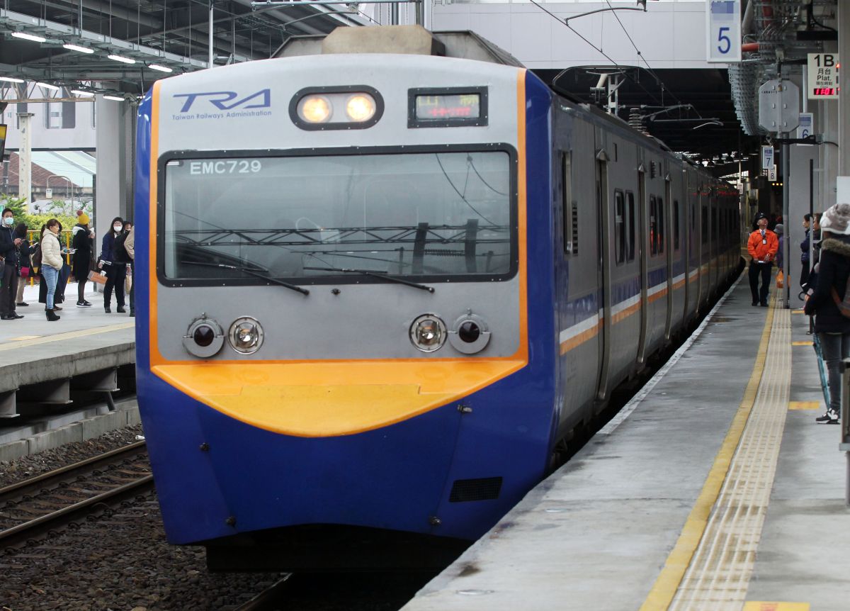 ▲台鐵沙崙線區間車撞擊摩托車，騎士當場死亡。示意圖，非事故列車。（圖／NOWnews資料照）