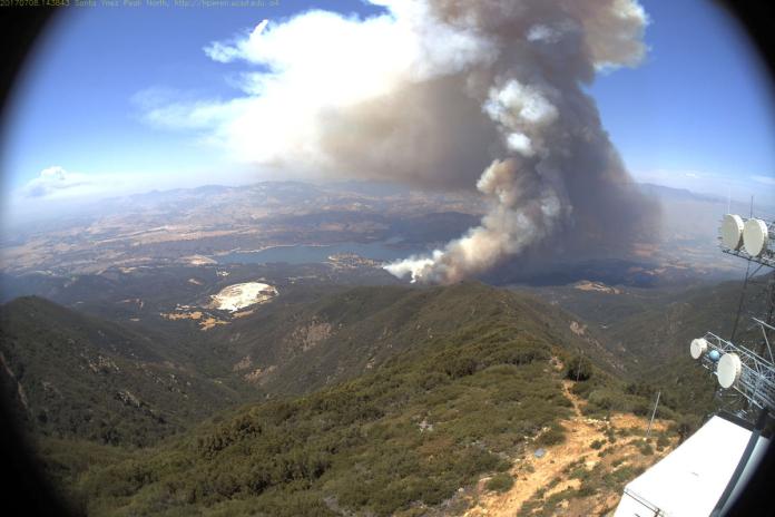 美國當地時間7日淩晨，加州聖塔芭芭拉縣的聖瑪麗亞市東部發生森林大火，目前已有6千英畝土地燒焦。（圖／翻攝自santamariatimes.com）