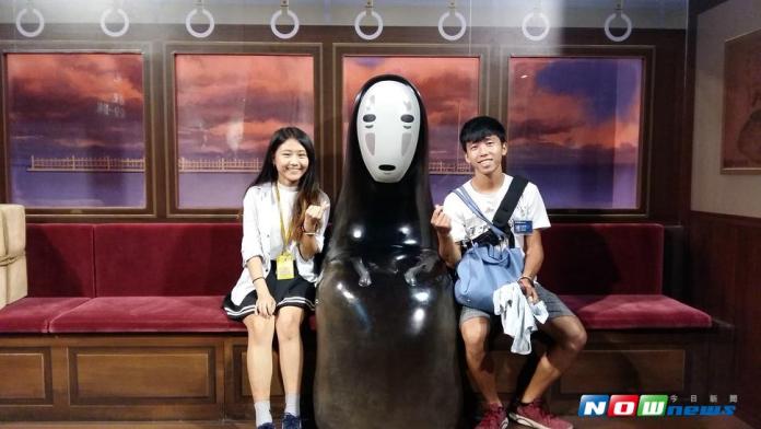 遊客彷彿與無臉男坐在列車上。（圖／記者陳瑞德攝 , 2017.07.08）