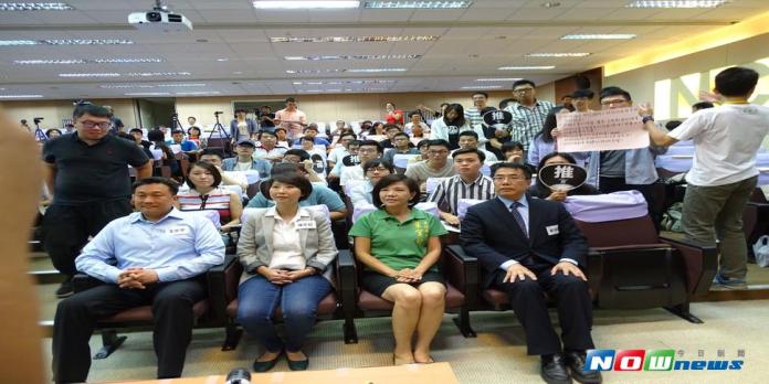 沃草X新芽今天在成大舉辦「台南立委給問嗎」，黃偉哲（前排右）等立委獲邀參加。（圖／記者楊小慧攝，2017.07.08）
