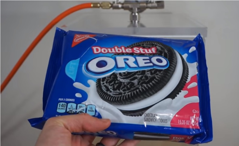 ▲許多人聽到OREO餅乾，首先想到的就是「轉一轉、舔一舔，再泡一泡牛奶......」這經典的廣告詞。（圖／翻攝自YouTube）