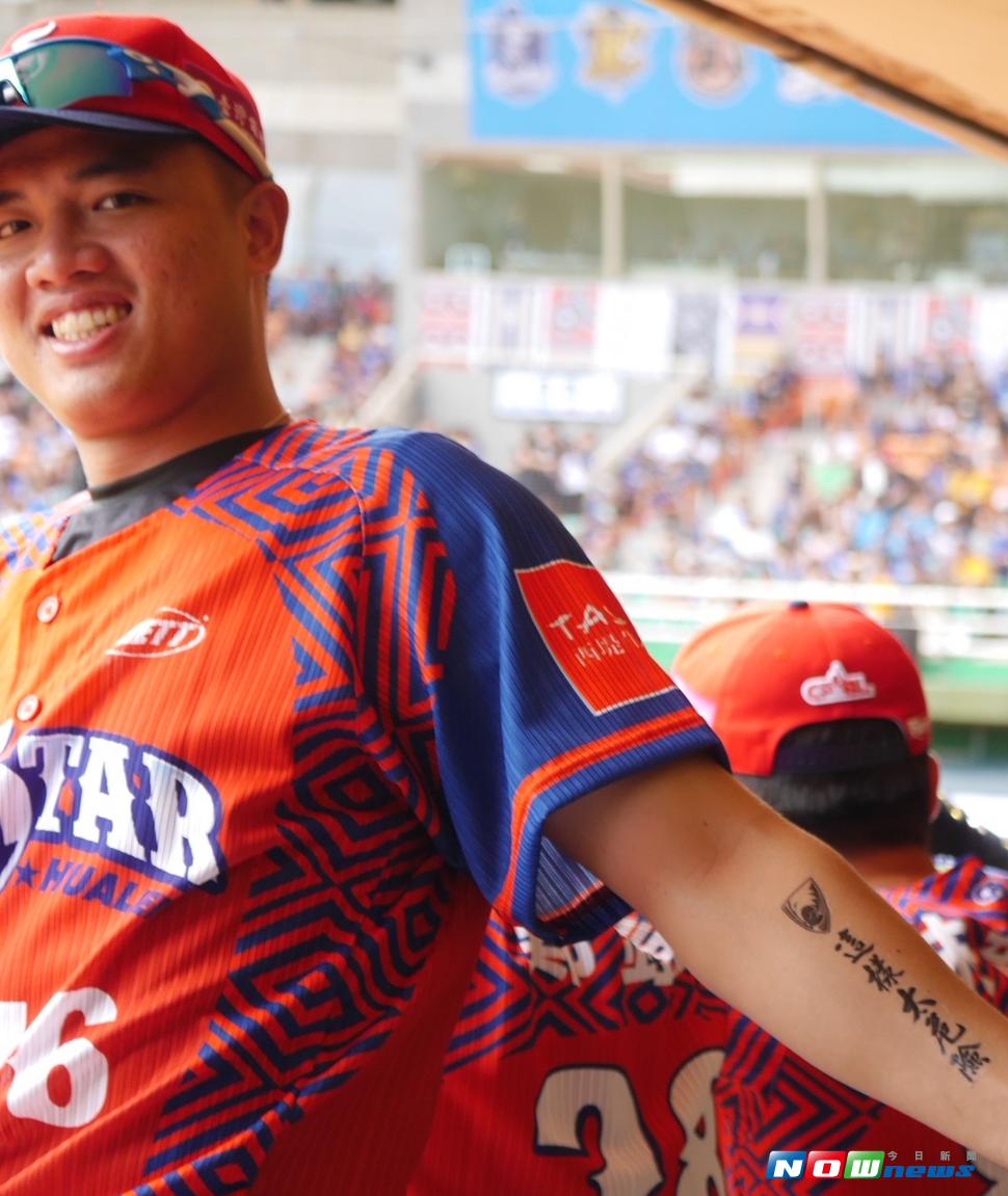 朱俊祥秀出刺青貼紙。（圖／吳政紘攝）