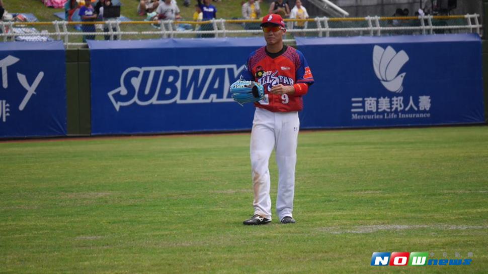 王柏融擊出全壘打。（圖／吳政紘攝 , 2017.07.08）