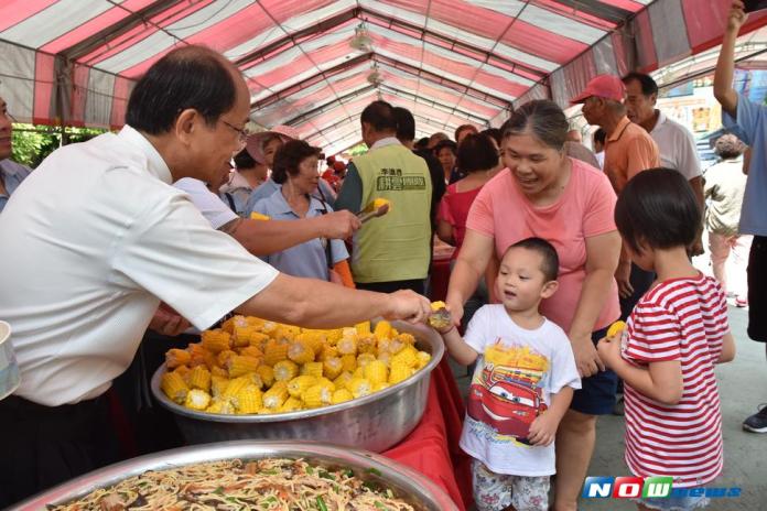 虎尾鎮長林文彬分玉米給民眾分享。（圖／記者郭春輝攝 , 2017.07.08）