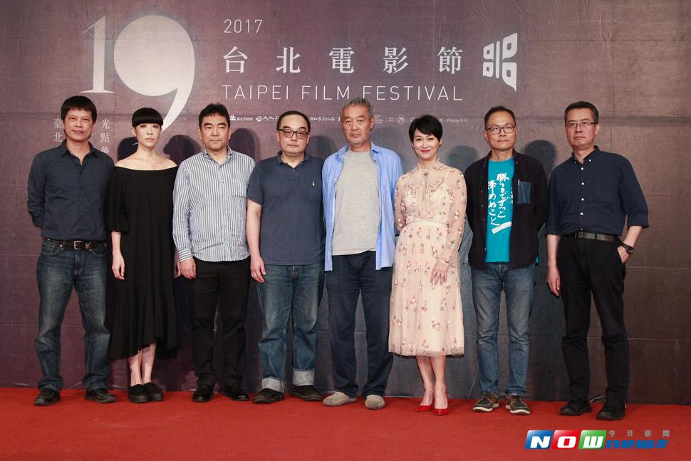 ▲左起林靖傑、陳珊妮、暉峻創三、易智言、田壯壯、惠英紅、鴻鴻、梅峰，是今年台北電影獎評審團。（圖╱記者葉政勳攝，2017.07.07）