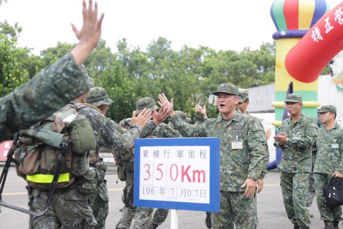 特五營7日完成山隘行軍訓練，陸軍副司令黃國明中將在營門口與他們一一擊掌恭賀。（圖／軍聞社提供, 2017.7.7）