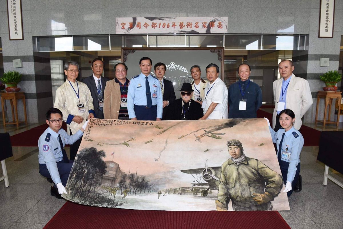 空軍司令沈一鳴上將於7日主持「藝術名家戰畫懸掛暨導覽活動」。（圖／空軍司令部提供, 2017.7.7）