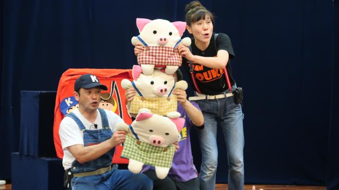 日本「道化劇團」首場在里港圖書館演出，親子們在歡笑聲中度過愉快的幸福時光。（圖／記者陳宗傑翻攝 , 2017.07.07）