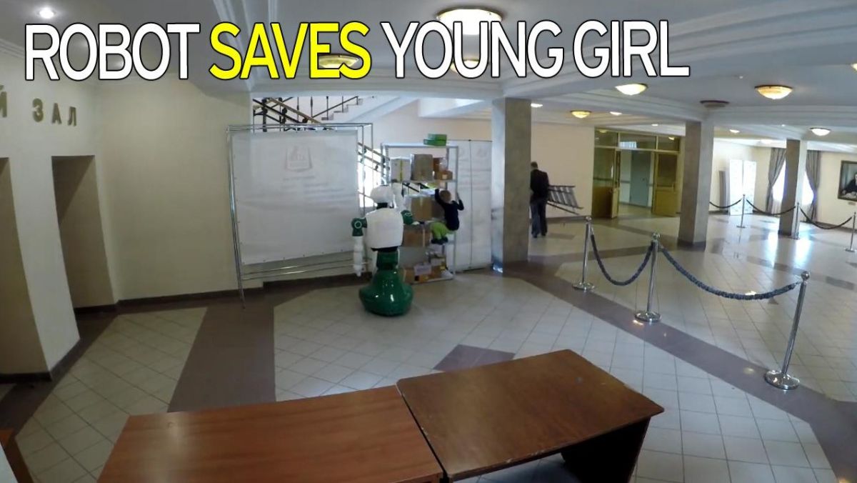 ▲機器人Promobot即時撐住貨架，成為小女孩的英雄。（圖／翻攝自Mirror）