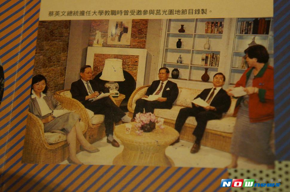 國防部軍事媒體特展，製作單位特地找出蔡英文總統\\(左一\\)還是大學教授時，擔任莒光日特別來賓，穿著裙裝的照片。（圖／記者呂炯昌攝 , 2017.7.7）