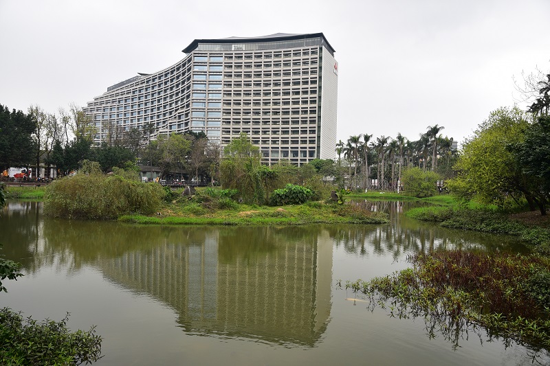 松菸文創園區生態池傳有三尺長的蛇出沒。（圖／NOWnews攝影中心）