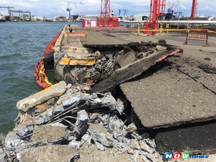 高雄港58號碼頭，今（7）日上午驚傳貨輪撞上碼頭案件，所幸無人傷亡。（圖／記者宋德威攝 , 2017.07.07）