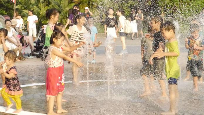 ▲台北市立動物園大門廣場的噴水池是夏天小朋友的最愛。（圖／台北市立動物園提供）