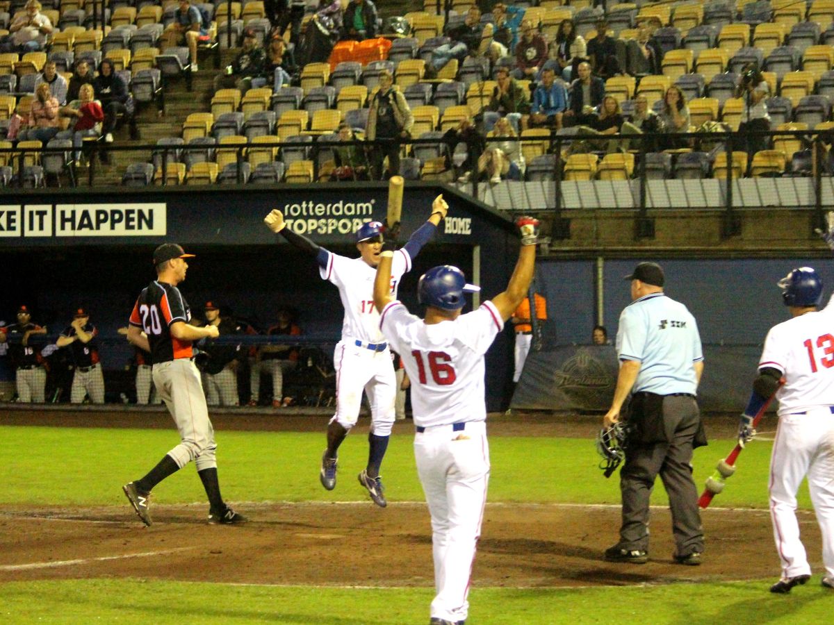 林加祐靠著抱暴投跑回再見分與隊友慶祝。（圖／中華棒協提供）