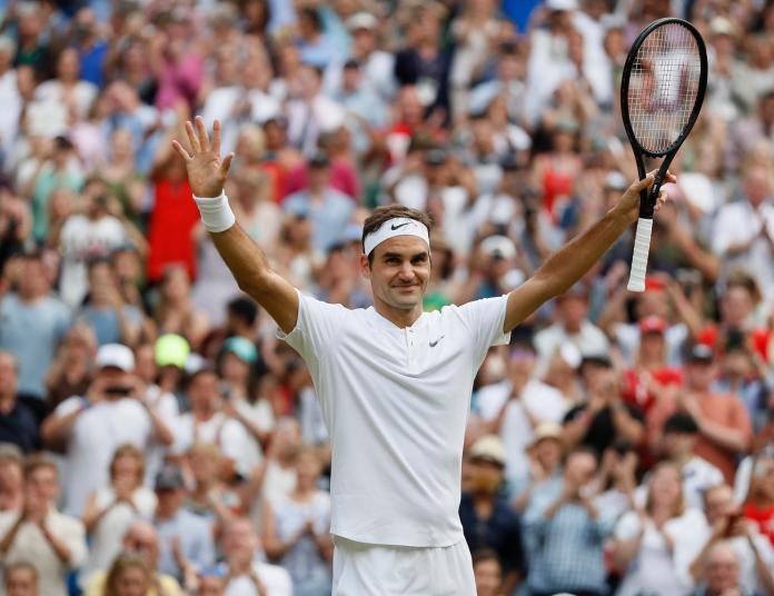 Roger Federer順利贏球後開心地向全場球迷致意。（圖／美聯社／達志影像）