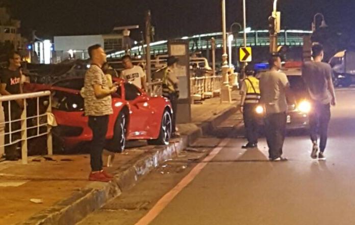 一部紅色法拉力超跑車，疑似閃車不及，衝上鼓山區哈瑪星碼頭，右前車輪已懸空。（圖／民眾提供 , 2017.07.06）