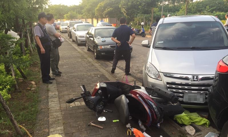 桃園1名詹姓男子涉及在警察局、消防分隊前縱火案， 桃園警方6日晚間在路上遭遇騎車的詹男，詹男發現有 車靠近欲調頭逃離，緝捕員警逼不得已將詹男機車撞倒 （圖），一擁而上將他壓制在地逮捕，並依違反公共危 險等罪嫌移送檢方偵辦。 （桃園八德警分局提供） 中央社記者邱俊欽桃園傳真　106年7月6日