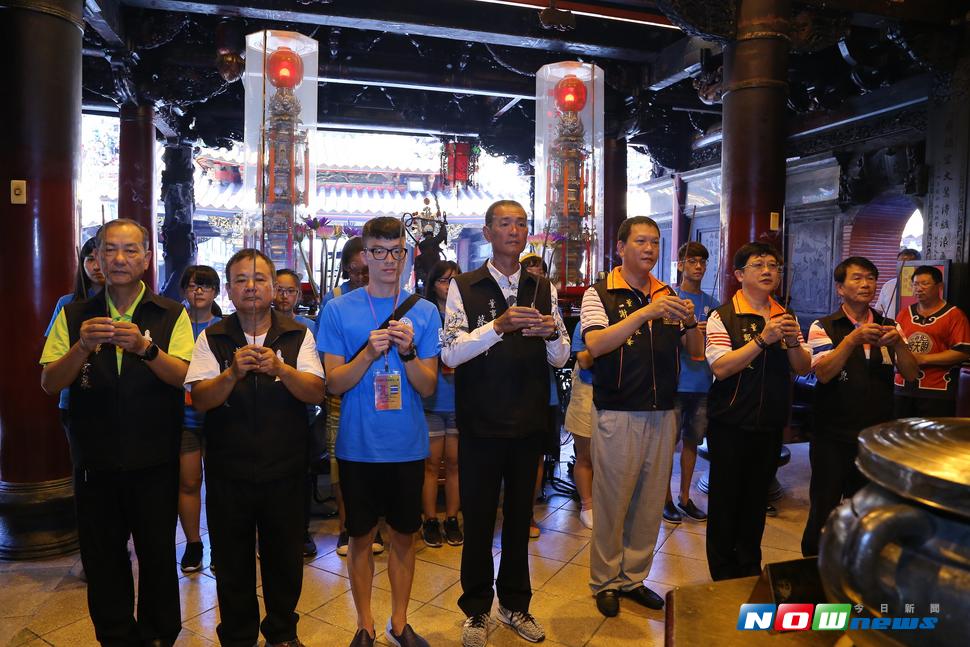 北港朝天宮國際志工團泰北服務之行前祭拜媽祖儀式，由董事長蔡咏锝、基金會董事長謝奇峯以及各董事陪同祈求媽祖庇佑。（圖／記者蘇榮泉攝，2017.07.06）