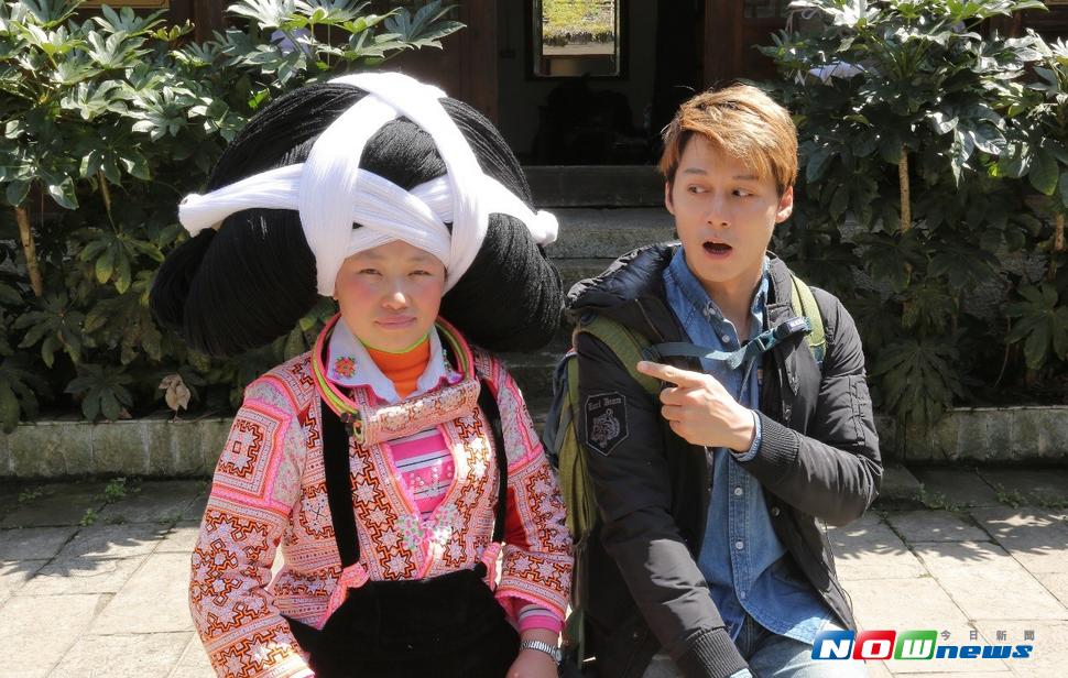 ▲廖科溢與當地穿著傳統服飾的女子拍照。（圖／亞洲旅遊台提供 , 2017.07.06）