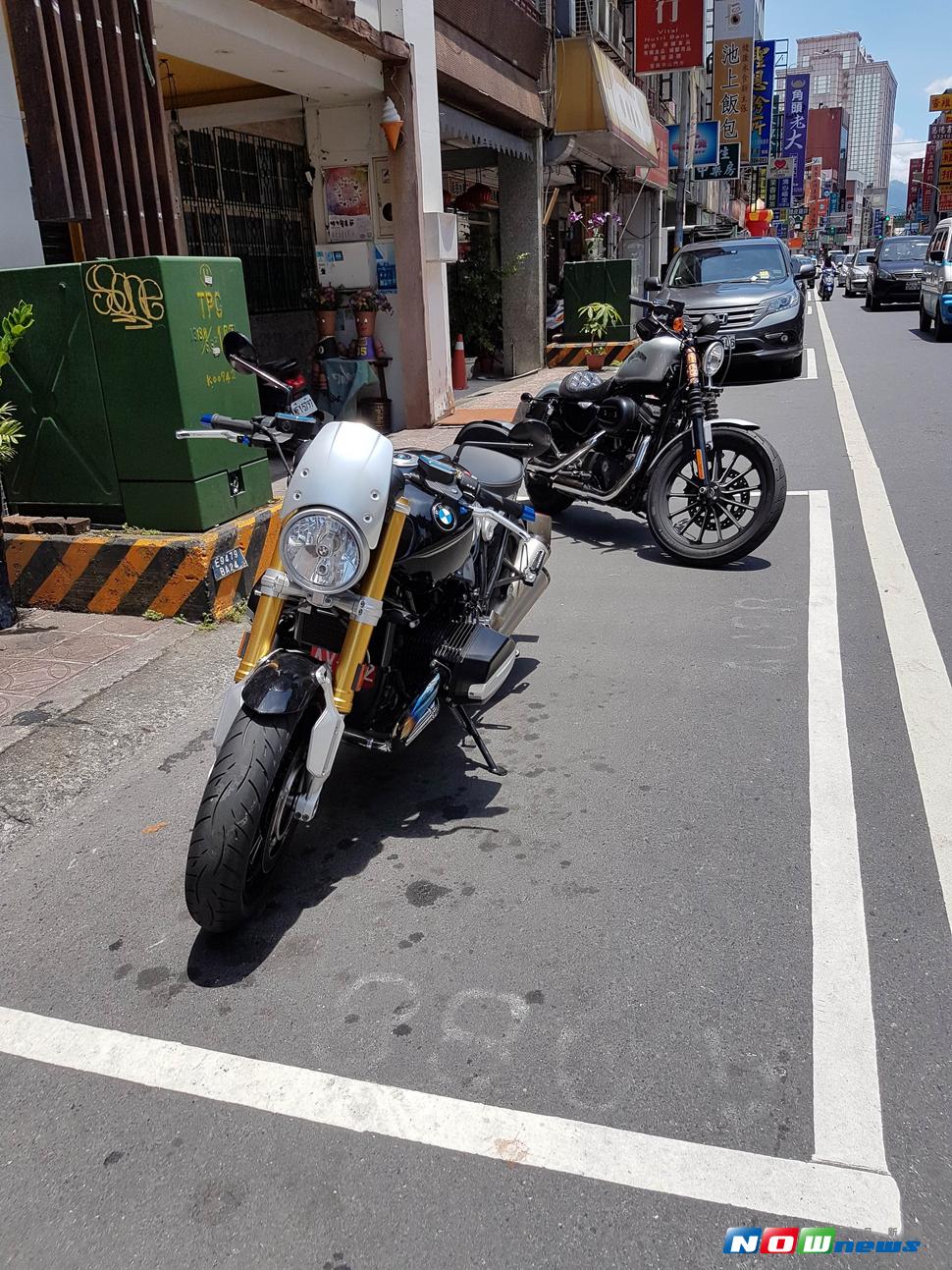 一個小型車停車格停兩台大型重型機車會被開罰（圖／記者李清貴攝 , 2017.07.06）