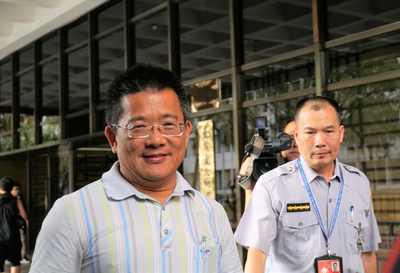 檢廉偵辦遠雄涉行賄新北市官員護航其在海山煤礦舊址開發等案，6日兵分8路再約談4人到案，其中1人為民進黨籍新北市議員林銘仁（左），以證人身分出面配合調查，結束複訊後請回。林銘仁受訪時表示，案情偵查中不便公開說明。中央社記者王揚宇攝　106年7月6日