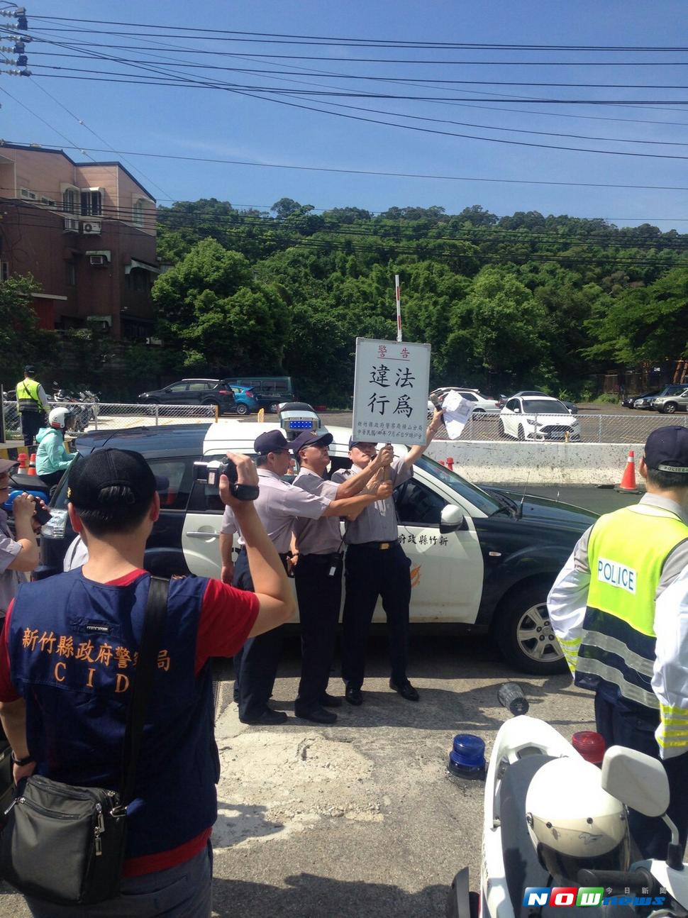 副總統陳建仁參加工研院院慶，場外抗議人士聚集，爆發衝突拉扯，造成3員警受傷。（圖／新竹縣警局提供 , 2017.07.06）