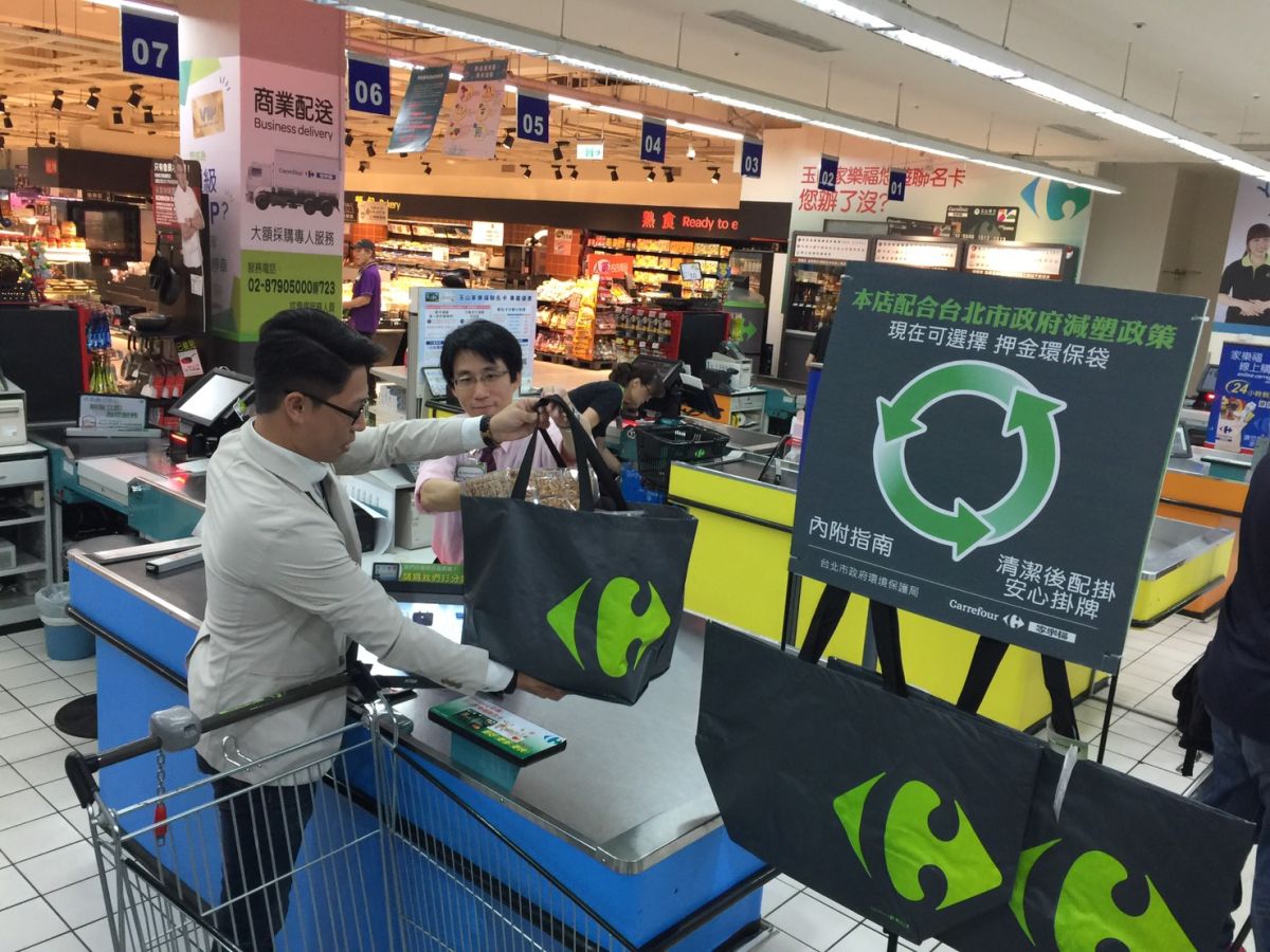 ▲家樂福即日起推動押金購物袋，消費者只要付出押金49元，就可在 30 天內免費租借環保袋。（圖／家樂福提供）
