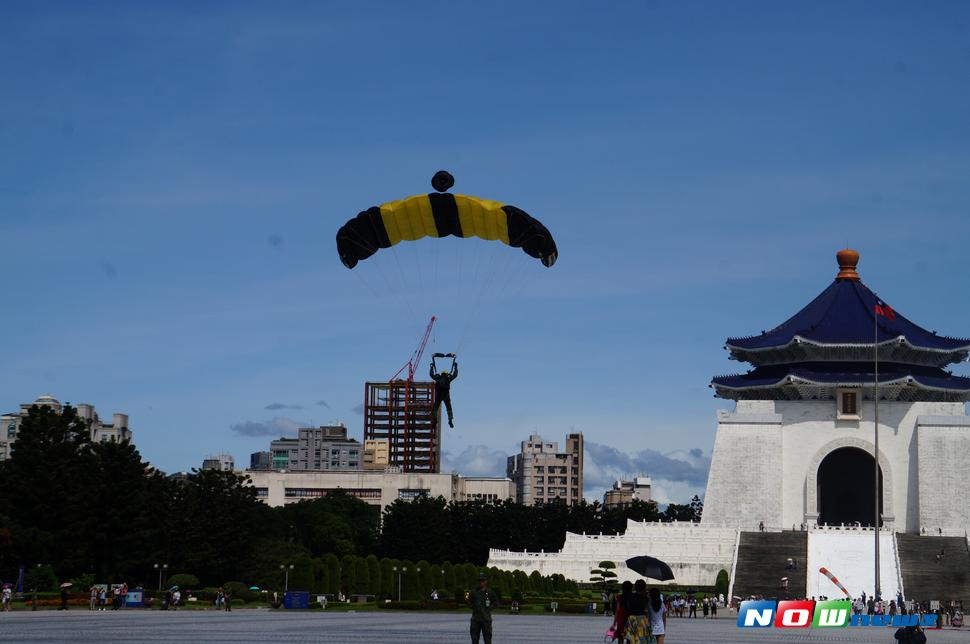為了替國防部辦高中職校儀隊競賽活動增色，陸軍神龍小組6日執行高空疊傘「扇形、踩肩」及定點跳傘等操演任務，精準降落中正紀念堂自由廣場。（圖／記者呂炯昌攝, 2017.7.6）