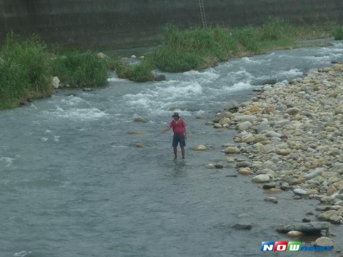 山區近日常在午後下起大雨，部份釣客涉險進入溪中垂釣，安全堪虞。〈圖／記者黃玿琮攝2017.7.6〉