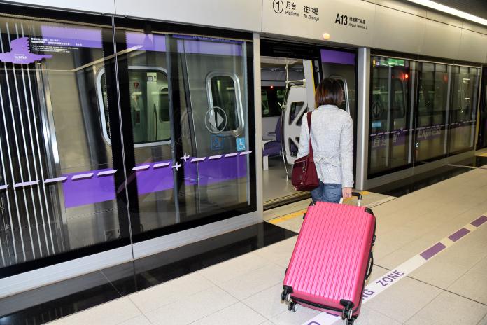 ▲桃園機場捷運上午因聯結車撞壞橋墩，一度停擺。示意圖。（圖／NOWnews攝影中心）