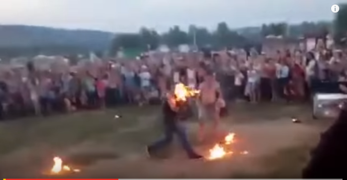 俄羅斯一名表演噴火的男子不慎失手，臉部遭火吞噬。（圖／翻攝自youtube）
