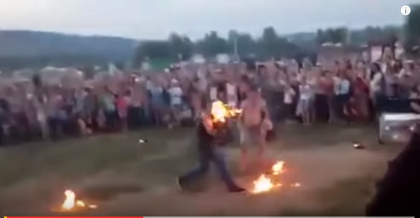 俄羅斯一名表演噴火的男子不慎失手，臉部遭火吞噬。（圖／翻攝自youtube）