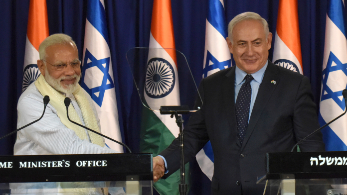 印度總理莫迪在當地時間4日抵達以色列，並在5日與以色列總理納坦雅胡舉行會談。（圖／達志影像／美聯社）