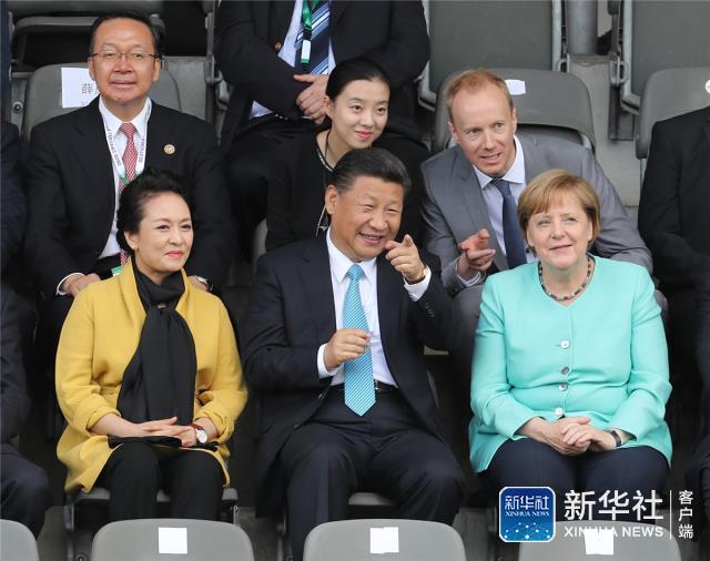中國大陸國家主席習近平昨（5）日在柏林同德國總理梅克爾觀看「中德青少年足球友誼賽」。