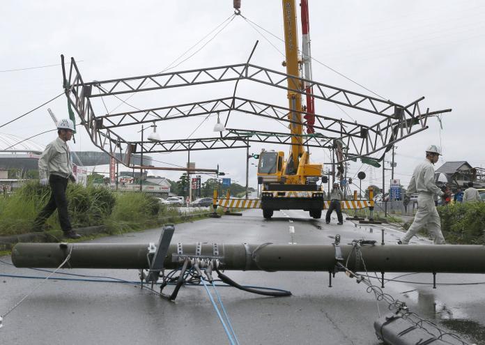 「南瑪都」直撲日本，一電線杆被狂風吹倒。（圖／達志影像／美聯社）