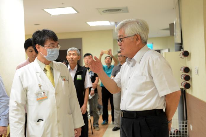 李縣長至雲林長庚急診室了解人力狀況。（圖／記者蘇榮泉翻攝，2017.07.05）