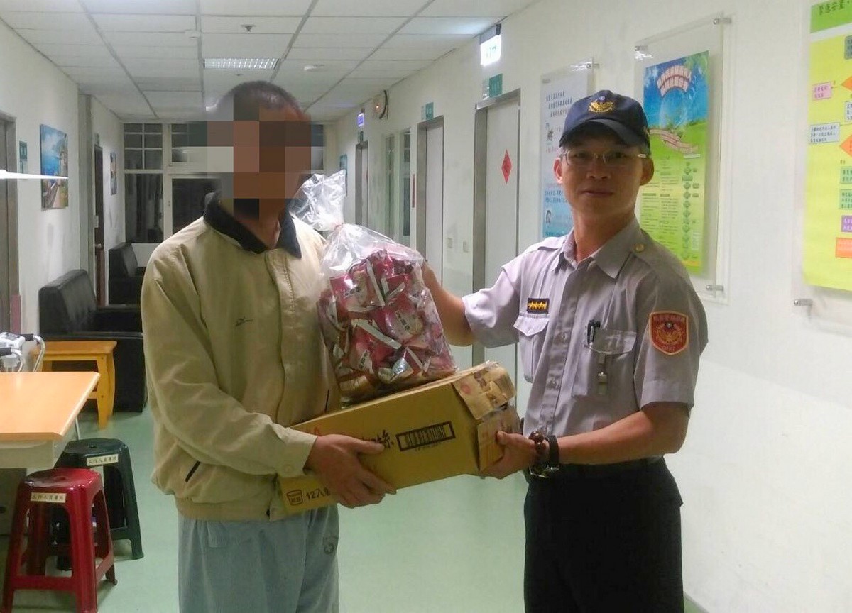 宜梧副所長蔡瑞彬多次關懷獨居長者及弱勢邊緣家庭，社區民眾紛紛讚揚其善行義舉。（圖／記者雷琇雯翻攝，2017.07.05）