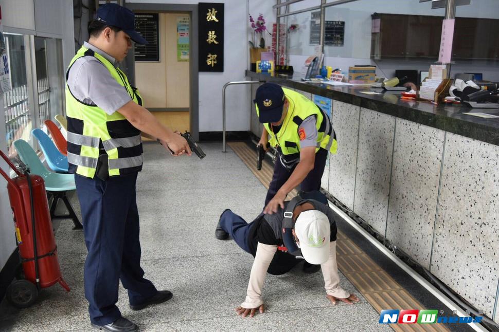 關山警察分局池上分駐所進行防搶演練，結果擬真程度太高，讓一旁民眾信以為真，拔腿狂奔五十公尺報警。（圖／池上分駐所提供，2017.07.05）