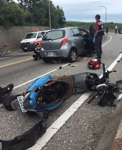 男大生雙載過彎越黃線，遭對向車輾車底，1死1插管。（圖／社會中心翻攝）