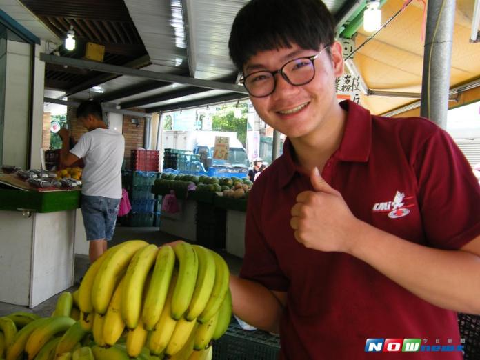 原本價高貴的香蕉，受天氣炎熱成長快速、一窩蜂上市影響，近日香蕉價格大跌，買氣一再疲軟，蕉農憂心忡忡。（圖／記者陳雅芳翻攝，2017.7.5）