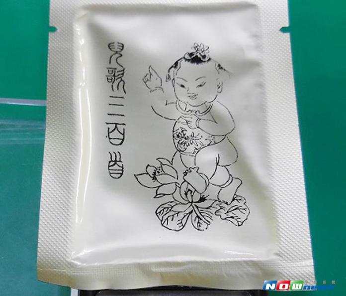 警方首度查獲用「兒歌三百首」封面當毒品咖啡包裝。（圖／記者吳宇攝 , 2017.07.05）