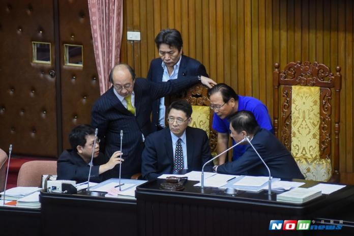立法院5日表決《前瞻基礎建設條例草案》，二讀通過未來前瞻基礎建設計畫以4年為期程，預算上限為新台幣4200億元。（圖／陳明安攝 , 2017.7.5）