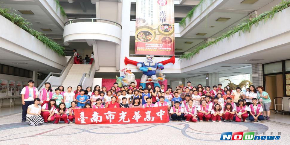 南市光華高中和北市立松山家商師生，首度攜手辦理跨區跨校之「為愛閱讀」公益閱讀營隊。（圖／記者楊小慧攝，2017.07.05）