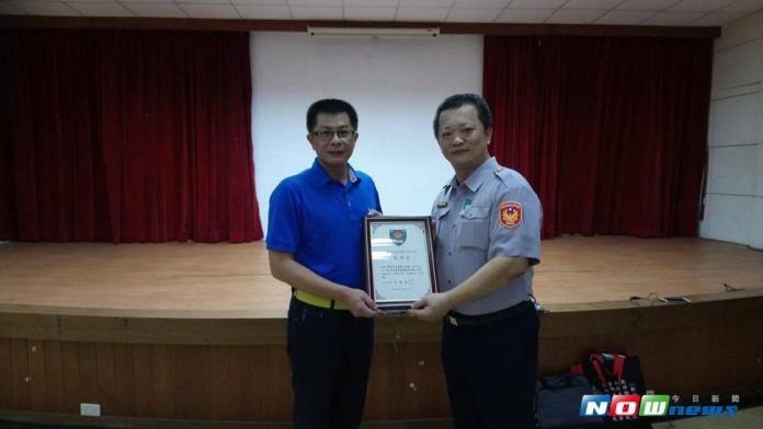 台中市警察局清水分局副分局長周俊銘\\(右\\)致贈獎牌感謝寶成活水健康游泳館總經理趙平正\\(左\\)支持「青春專案-炫風少年游泳營」活動（圖記者／陳應交攝 , 2017.07.05）